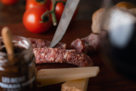Saucisse Sèche "Vieux Berger": Un Gusto Unico e una Conservazione Maestosa