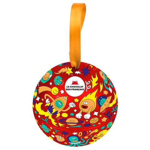 Sfera di Natale ripiena di palline croccanti di cereali al cioccolato