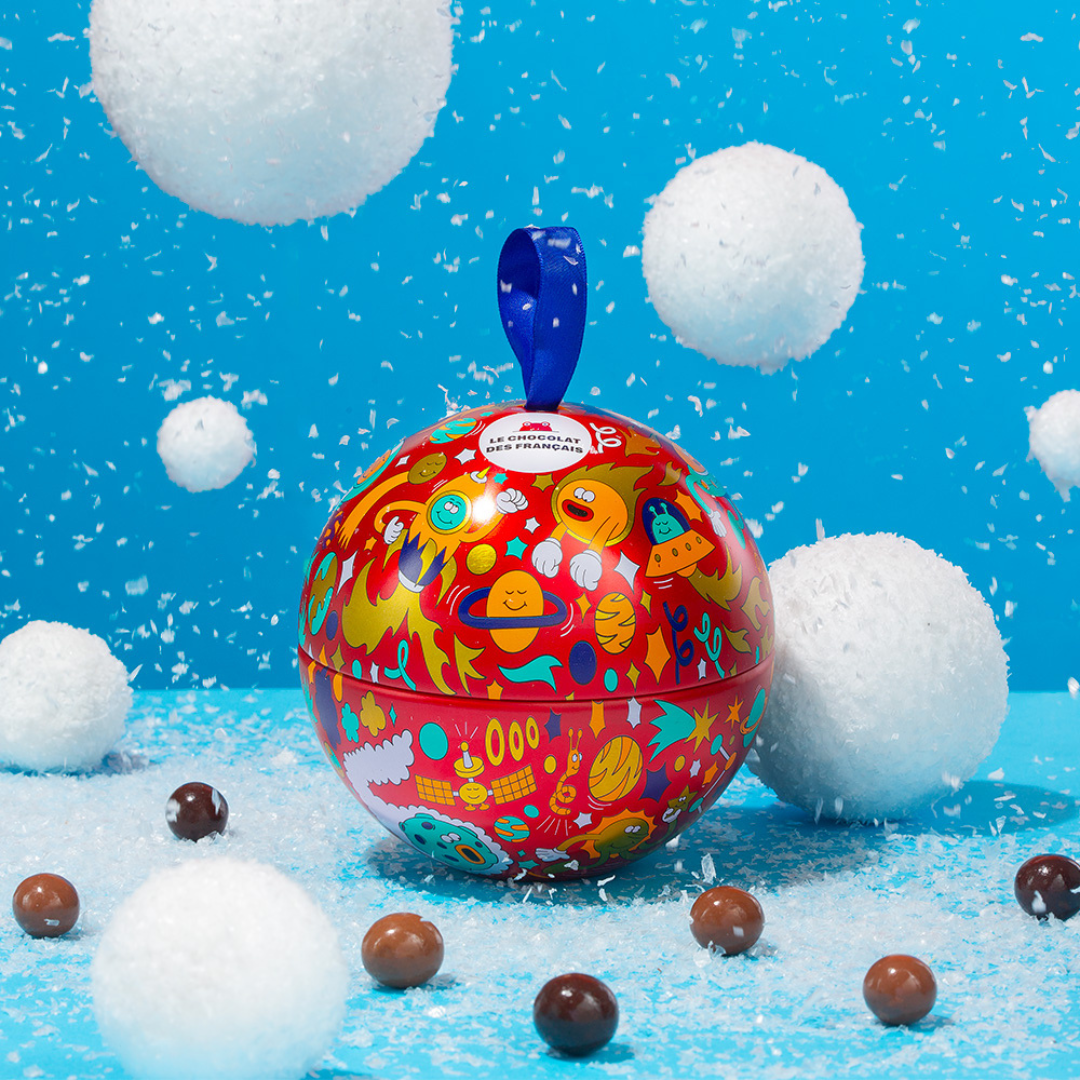 Sfera di Natale ripiena di palline croccanti di cereali al cioccolato