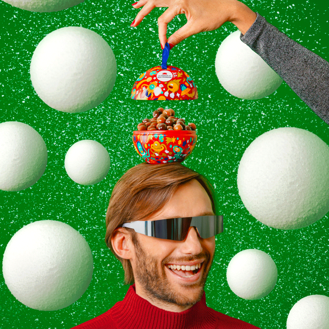 Sfera di Natale ripiena di palline croccanti di cereali al cioccolato